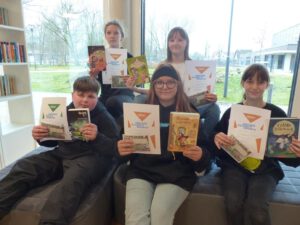 Die Schüler des Vorlesewettbewerbs der Städtischen Sekundarschule Petershagen: Oben von links nach rechts: Emma Klawitter und Elina Brase Unten von links nach rechts: Lenny Noel Pica, Mia Sander und Alisha Haev. Foto: privat