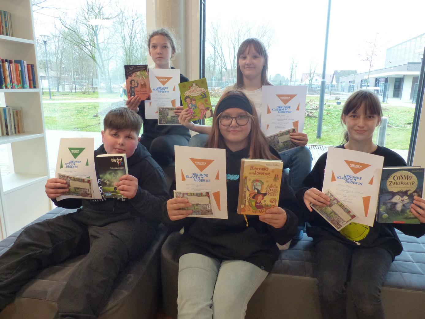 Die Schüler des Vorlesewettbewerbs der Städtischen Sekundarschule Petershagen: Oben von links nach rechts: Emma Klawitter und Elina Brase Unten von links nach rechts: Lenny Noel Pica, Mia Sander und Alisha Haev. Foto: privat