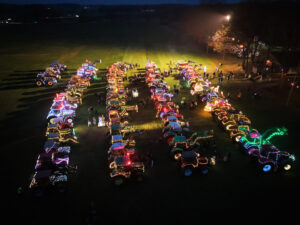 Mehr als 100 Traktoren, LKWs, Apes und Unimogs waren gestern bei der Lichterfahrt im Südkreis unterwegs. Foto: Krischi Meier