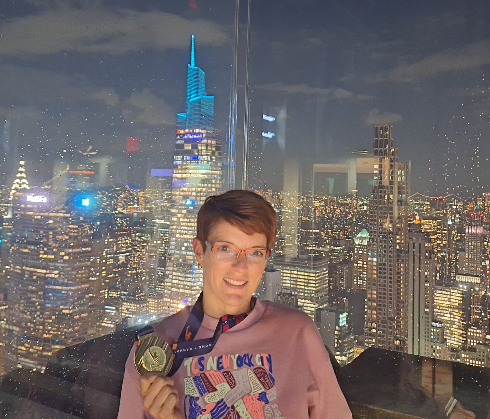 Nina Rohs aus Quetzen mit der Medaille vom New York-Marathon. Foto: privat