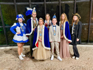 Die Tollitäten des OKV: Prinz Chris der I. mit Prinzessin Vanessa die I. und Adjutantin Mary, Jugendprinzessin Jarla die I. mit Adjutantin Lotte, Kinderprinz Emilio der I. mit Prinzessin Lina die I. Foto: ddm