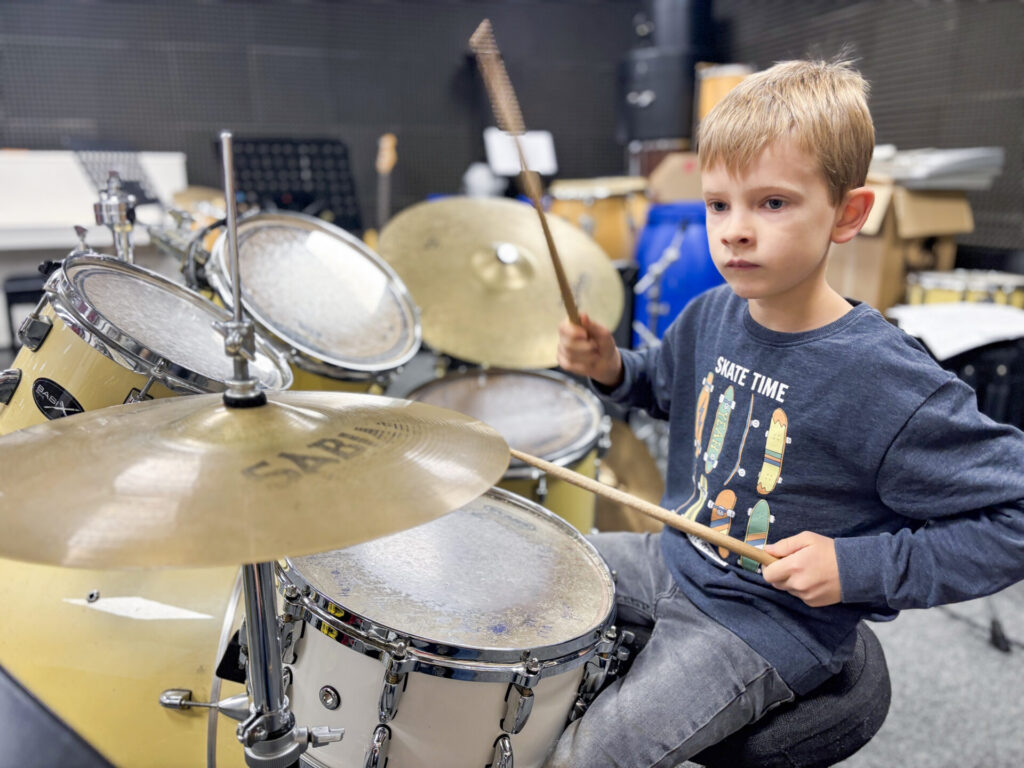 Ein kleiner Rockstar: Jan Kettelmann (8) ist leidenschaftlicher Schlagzeugspieler. Jetzt hat er sich beim Jugend-Musikwettbewerb auf den ersten Platz getrommelt. Foto: Jessica Höffner