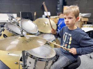 Ein kleiner Rockstar: Jan Kettelmann (8) ist leidenschaftlicher Schlagzeugspieler. Jetzt hat er sich beim Jugend-Musikwettbewerb auf den ersten Platz getrommelt. Foto: Jessica Höffner