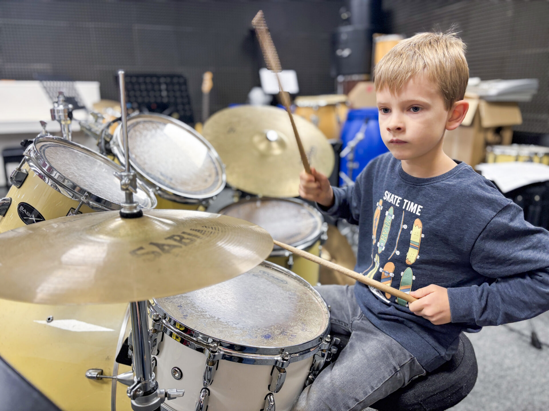 Ein kleiner Rockstar: Jan Kettelmann (8) ist leidenschaftlicher Schlagzeugspieler. Jetzt hat er sich beim Jugend-Musikwettbewerb auf den ersten Platz getrommelt. Foto: Jessica Höffner