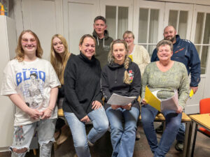 Die Höfener Theatergruppe „frech bavento“: Cord Wehrse, Stephanie Gräpel, Markus Mailand (hintere Reihe von links), Maja Rodenberg, Lilli Buchholz, Nicole Buchholz, Magda Mayland-Quellhorst und Simone Kruse (vorne von links). Es fehlt: Karoline Mayland-Quellhorst. Foto: jh