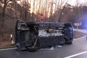 Durch die Wucht des Aufpralls drehte sich der VW Bulli auf die Seite. Foto: Polizei Minden-Lübbecke