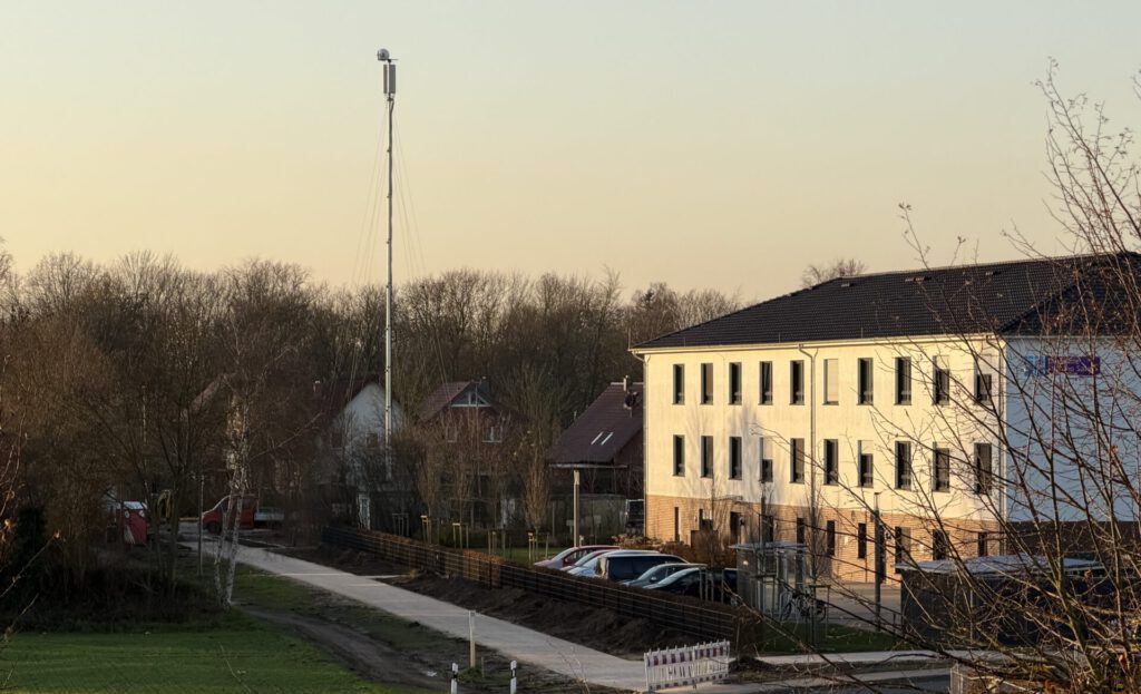 Auf einem Parkplatz zwischen Weser-Halle und dem Stift Lahde der Diakonie Stiftung Salem steht der mobile Vodafone-Funkmast. Foto: Krischi Meier