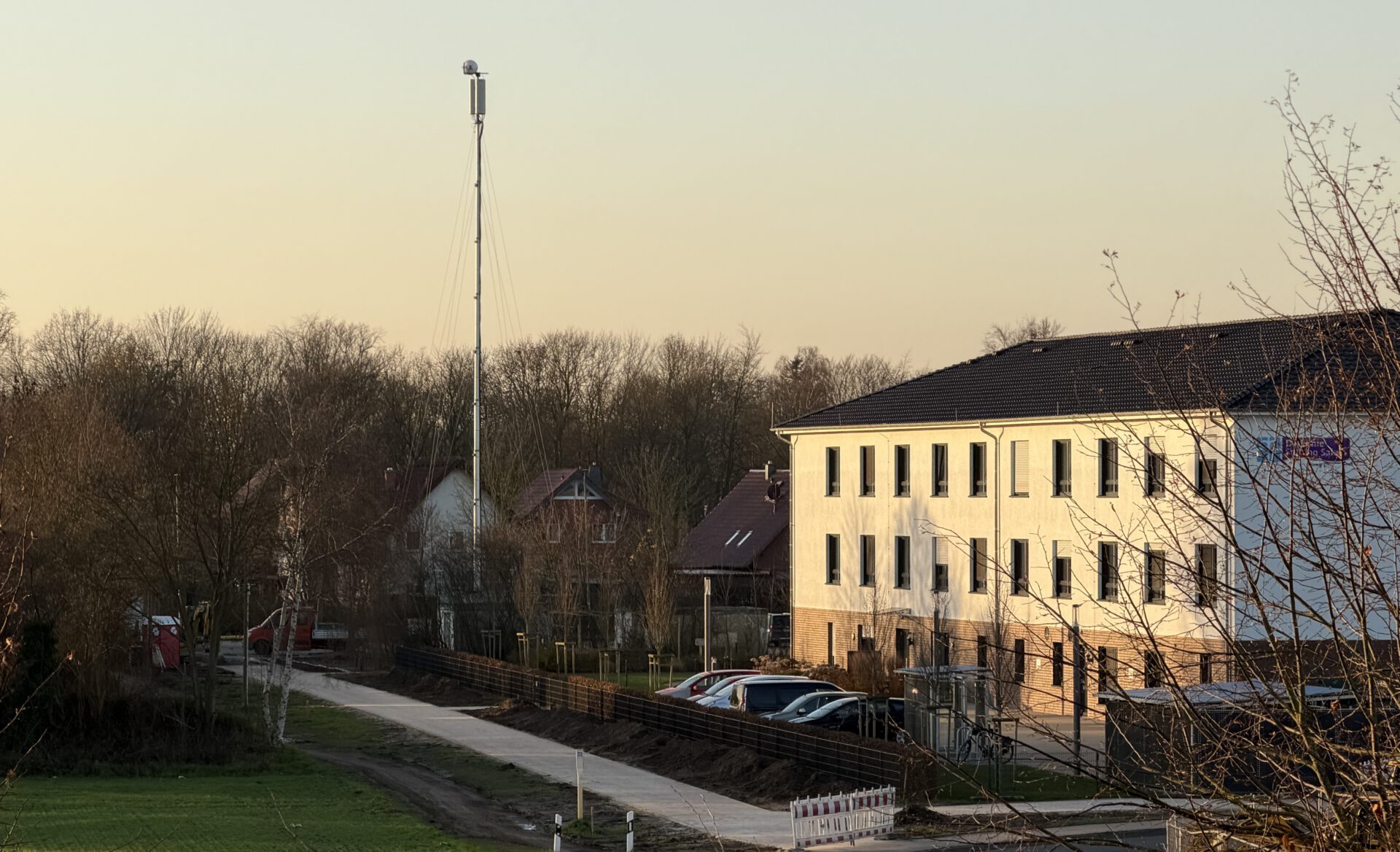 Auf einem Parkplatz zwischen Weser-Halle und dem Stift Lahde der Diakonie Stiftung Salem steht der mobile Vodafone-Funkmast. Foto: Krischi Meier