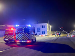 Die Feuerwehr ist am Abend zu einem Brand bei PreZero in Lahde ausgerückt. Foto: Krischi Meier