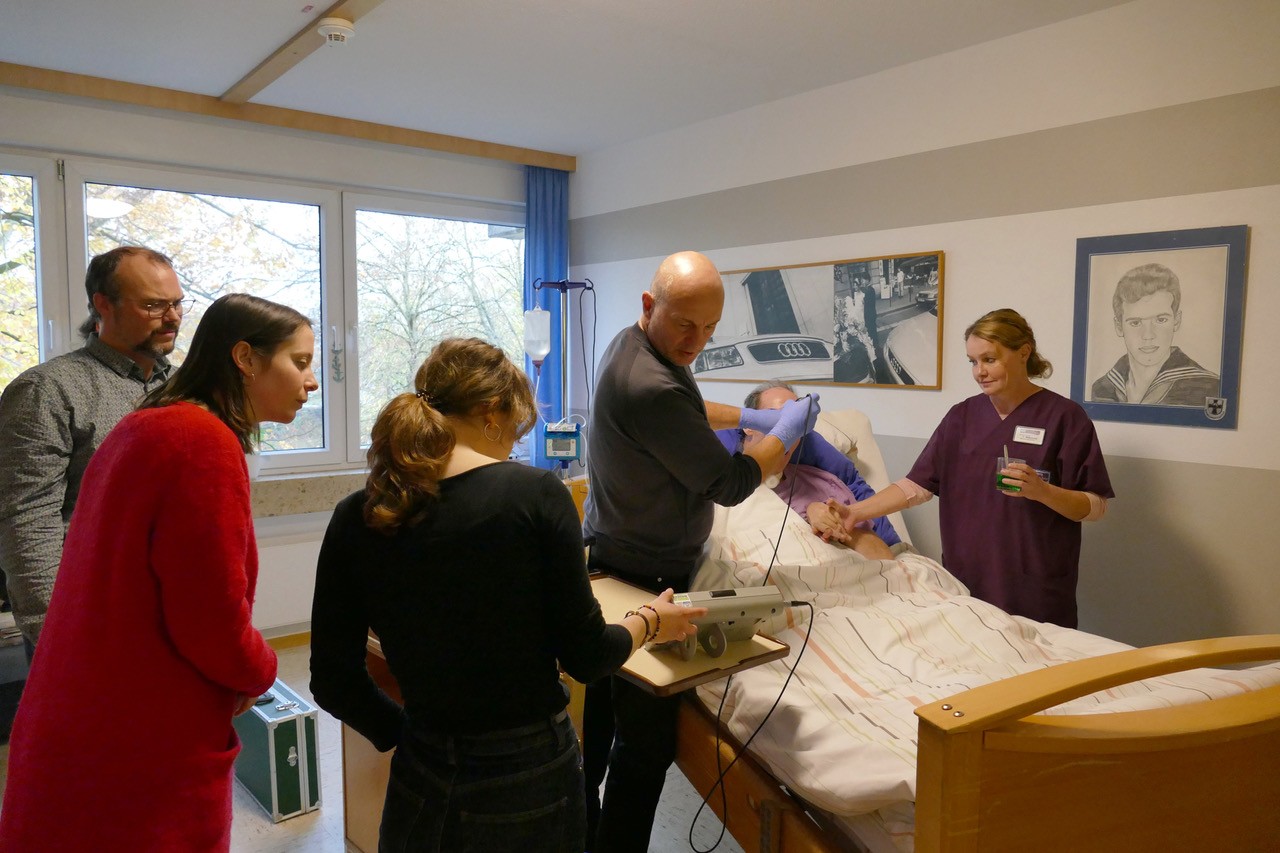 Dank einer Kooperation mit dem Haus Bethesda der Diakonie Stiftung Salem erhalten angehende Atem-, Sprech- und Stimmlehrkräfte besondere Einblicke in die Praxis. Foto: Diakonie Stiftung Salem