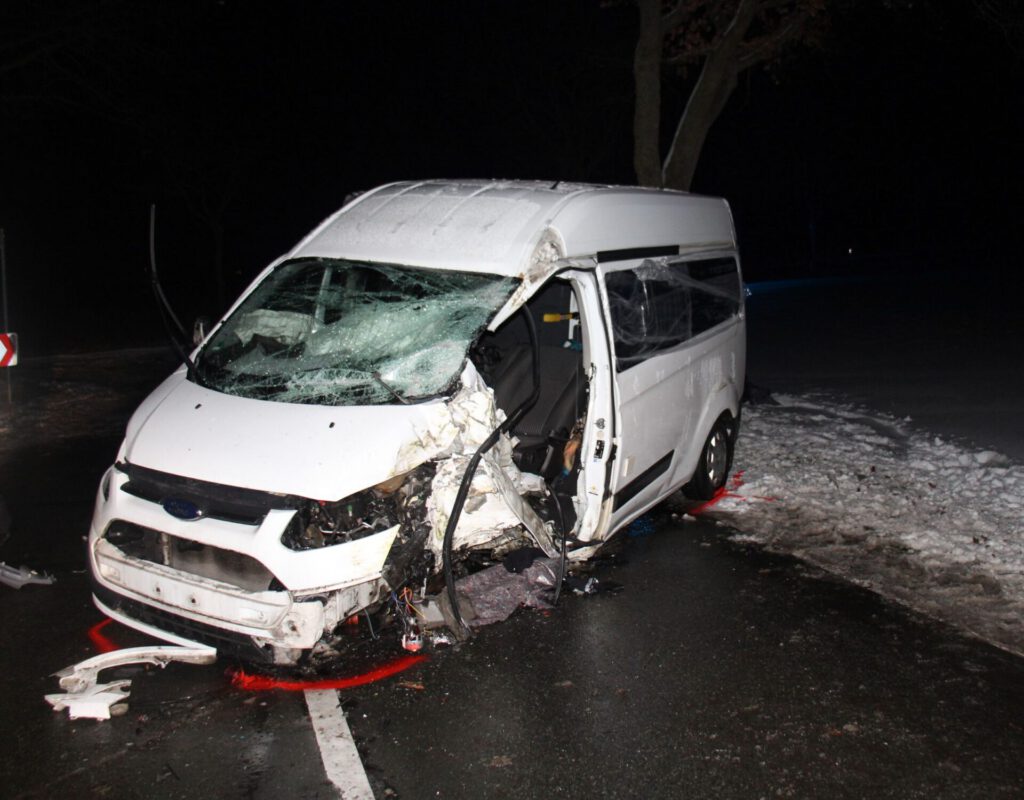 Nach dem Zusammenstoß mit einem Baum kam der total beschädigte Wagen erst auf der Straße zum Stehen. Foto: Polizei Minden-Lübbecke