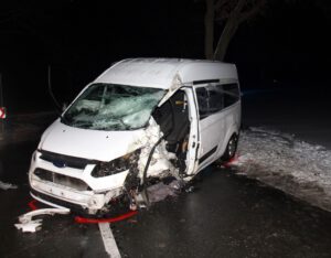 Nach dem Zusammenstoß mit einem Baum kam der total beschädigte Wagen erst auf der Straße zum Stehen. Foto: Polizei Minden-Lübbecke