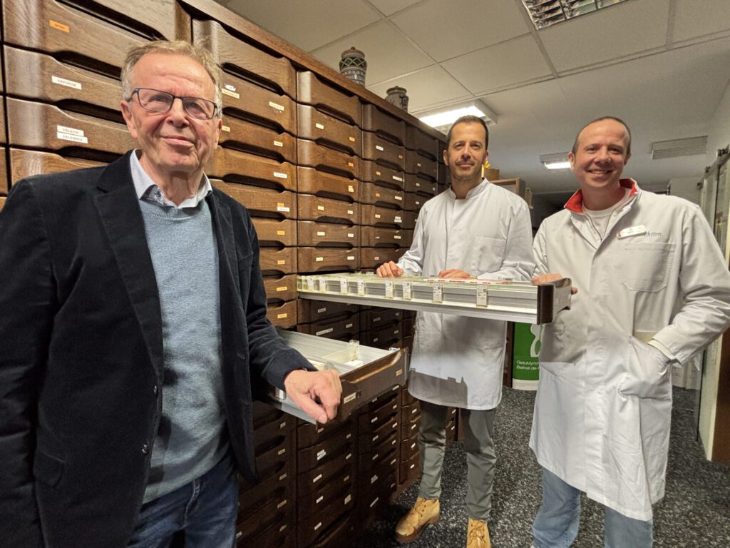 Dr. Christian Diestelhorst (Mitte) hat die Driften-Apotheke von seinem Vater Friedrich-Wilhelm Diestelhorst übernommen. Zum Familienunternehmen gehört auch Apotheker Jan Diestelhorst (rechts). Foto: J. Höffner