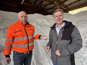 Ralf Niemann, Leiter des Bauhofes, und Kay Busche, Leiter des Bauamtes (rechts) im (noch) gut gefüllten Salzlager. Foto: Jessica Höffner