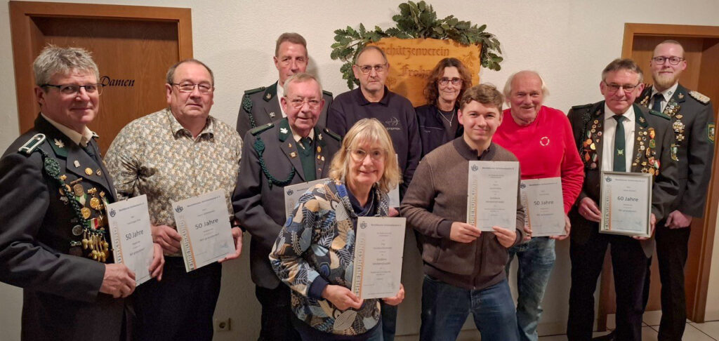 Die Geehrten bei den Quetzer Schützen: Frank-Jürgen Pook, Horst Schildmeier, Andreas Sauer, Wilhelm Gallmeier, Christiane Rischmüller, Steffen Uhlig, Elke Humke, Jendrik Witte, Horst Knoop, Dieter Darlath und Vorsitzender Marvin Buhmeier. Foto: privat