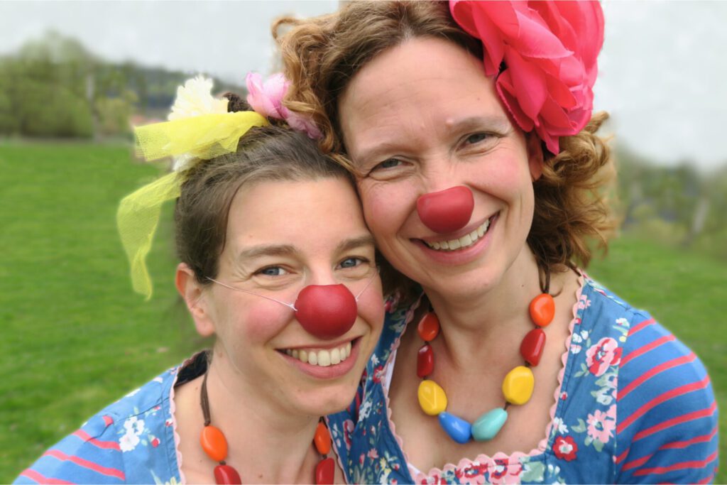 Die Clownissen Lotta und MoMo werden ihren Walking Act ab 16 Uhr für Kinder und ab 18 Uhr auch für Erwachsene im Mühlenbauhof/im Mühleninformationszentrum Frille absolvieren. Foto: Jutta Juchmann