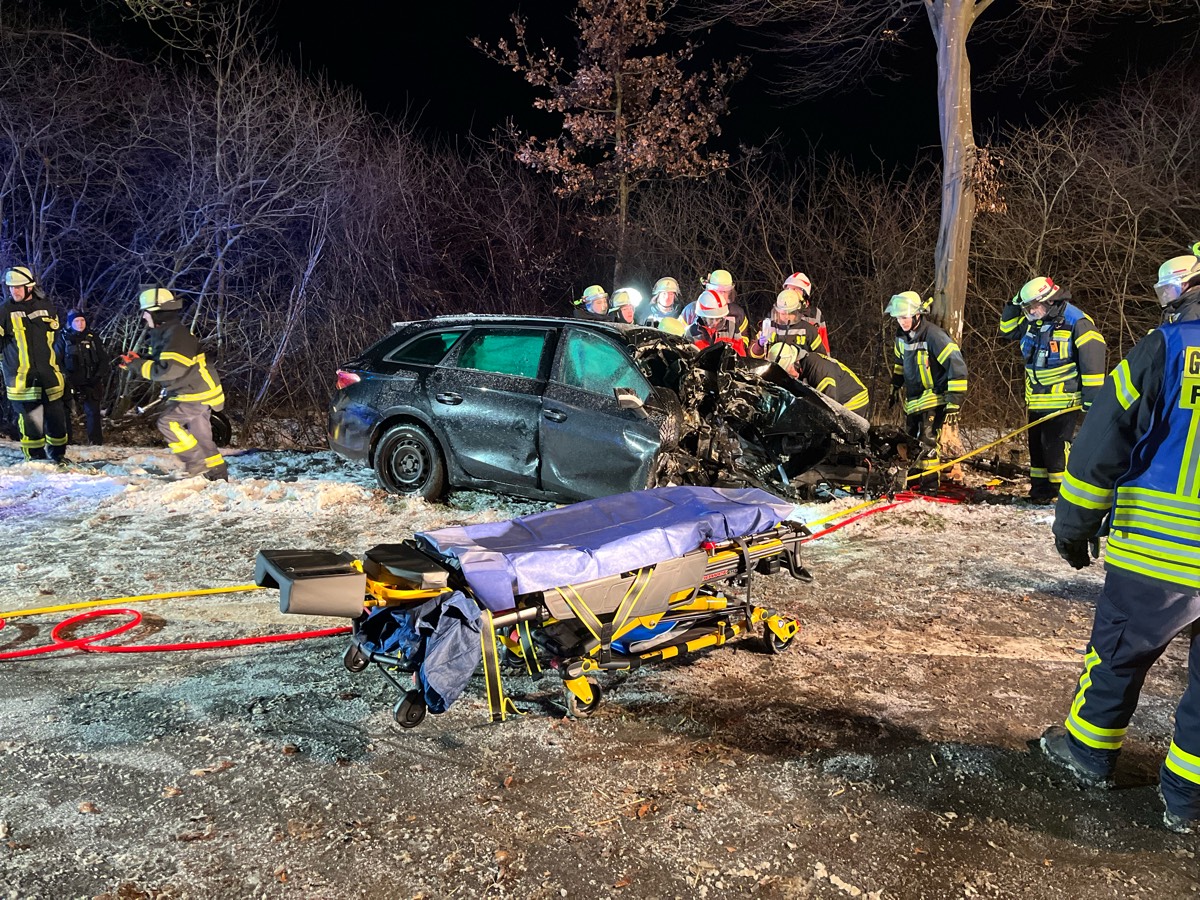 Totalschaden nach einem Unfall in Meßlingen. Foto: Polizei Minden-Lübbecke