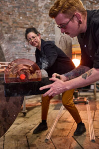 Glasmachen in der Dämmerung findet in der Glashütte Gernheim in der Zeit von 18 bis 20 Uhr im Glasturm statt. Foto: privat