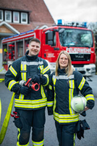 Sie teilen die Leidenschaft für die Feuerwehr: Alana Wiegmann und Nico Eikmeier. Foto: Krischi Meier