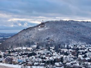Schneelandschaft am Kaiser-Wilhelm-Denkmal. Foto: Dietmar Meier