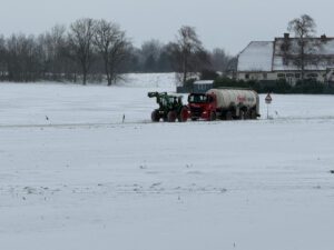 Ein Traktorfahrer hilft, nachdem sich in Seelenfeld ein Lkw festgefahren hat. Foto: privat