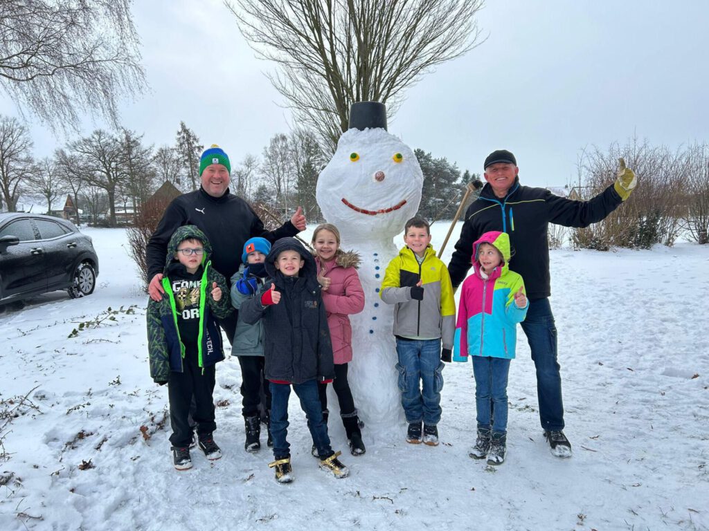 Die Klasse 3b der Grundschule Windheim schickt winterliche Grüße. Foto: privat