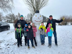 Die Klasse 3b der Grundschule Windheim schickt winterliche Grüße. Foto: privat