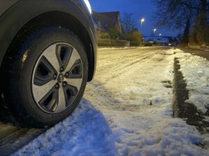 Angepasste Geschwindigkeit und ausreichender Abstand sind bei winterlichen Bedingungen besonders wichtig. Foto: Krischi Meier