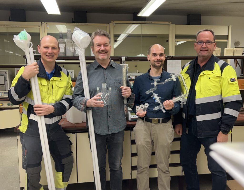 Dr. Frank Strübe (links) und Heiko Deterding (rechts; beide Kraftwerk Lahde) im Labor der Sekundarschule Lahde. Foto: privat