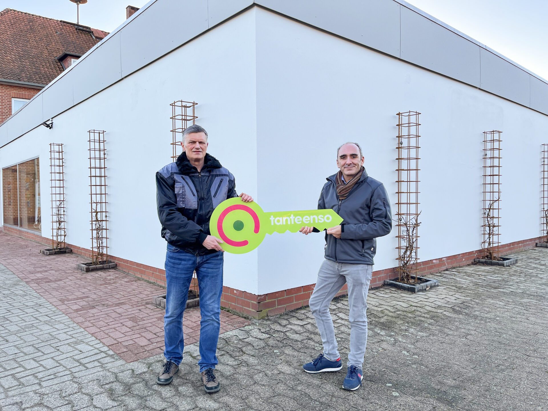 Enso-Expansionsmanager Steven Lüdeke (rechts) bei der Schlüsselübergabe an Vermieter Thorsten Schnelle. Foto: Tante Enso