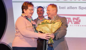 Annegret Schriever mit Frank Mayland-Quellhorst und Andreas Schneider (im Hintergrund). Foto: Jessica Höffner