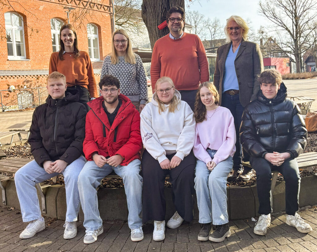 Anna-Lena Hülshorst (Projektbetreuerin), Christine Werner (Schulleiterin), Christoph Bulmahn (Projektbetreuer), Claudia Holle (Osthushenrich-Stifung, hinten von links) mit den Schülern Tom Noel Schmidt, Gabriel Benjamin Osetinskij, Mara Abitz, Conchi Dransfeld und Malte-Alexander Rottwinkel (vorne von links). Foto: Lotta Dammeier