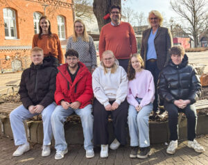 Anna-Lena Hülshorst (Projektbetreuerin), Christine Werner (Schulleiterin), Christoph Bulmahn (Projektbetreuer), Claudia Holle (Osthushenrich-Stifung, hinten von links) mit den Schülern Tom Noel Schmidt, Gabriel Benjamin Osetinskij, Mara Abitz, Conchi Dransfeld und Malte-Alexander Rottwinkel (vorne von links). Foto: Lotta Dammeier