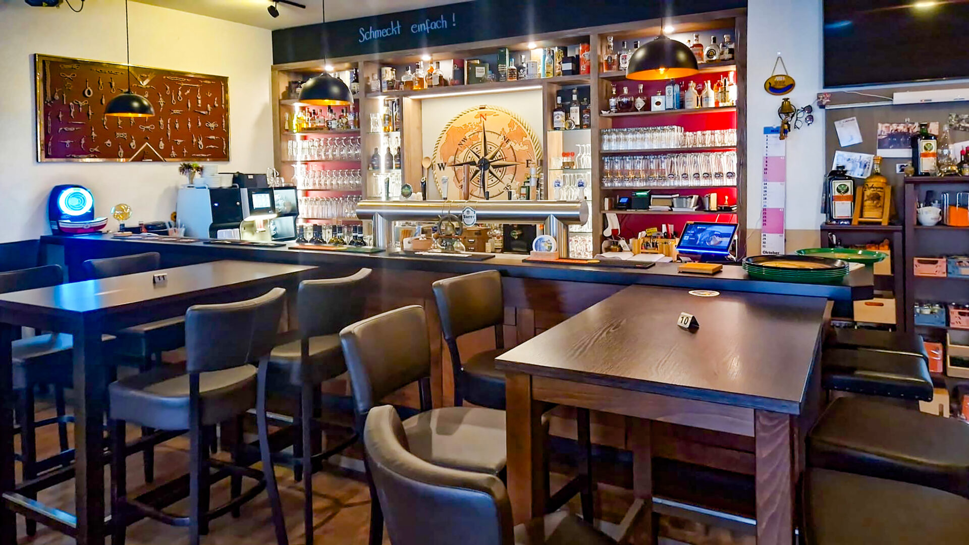 Der Tresen im Schifferhaus ist mehr als ein Platz für Getränke – hier trifft man sich für Gespräche und entspannte Abende an der Weser. Foto: kri