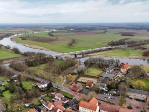Seit Freitag Nachmittag ist die Weserbrücke zwischen Petershagen und Lahde gesperrt. Foto: Krischi Meier