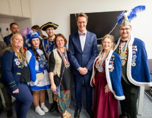 Der OKV im Landtag mit Bianca Winkelmann und NRW-Ministerpräsident Hendrik Wüst. Foto: privat