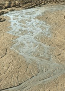 Ablaufendes Wasser vor einer Sandhalde veranschaulicht gerade zu modellartig die Struktur „verwilderter“ eiszeitlicher Flüsse. Foto: Dietmar Meier
