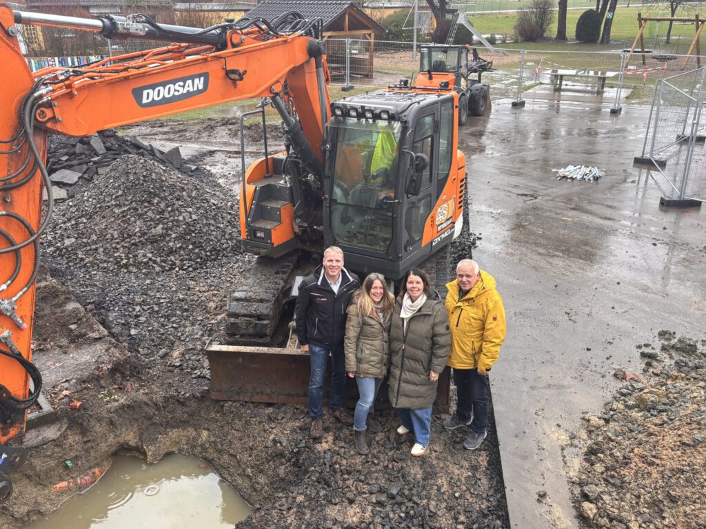 Lars Windheim (GS Projektbau), Jana Stolle (Standortvertretung OGS), Schulleiterin Alexandra Mohrhoff und Frank Altvater (verantwortlicher Bauleiter der Stadt Petershagen; von links). Foto: Jessica Höffner
