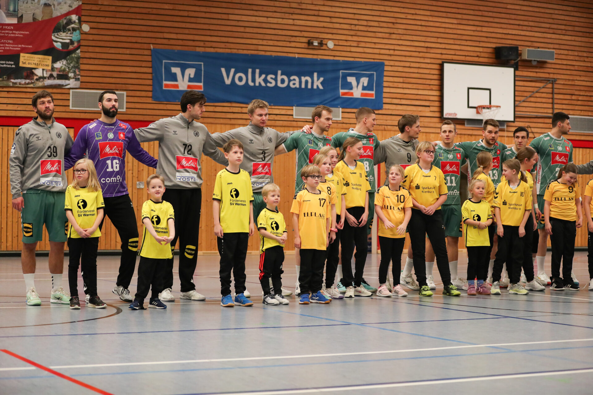 Die GWD-Spieler mit den Einlaufkindern vom SV Warmsen. Foto: Krischi Meier