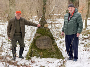 Werner Niemann (r.) und Willi Traue an dem Büttner-Denkmal. Foto: Krischi Meier
