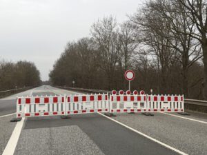 Die Weserbrücke ist voll gesperrt. Foto: Krischi Meier