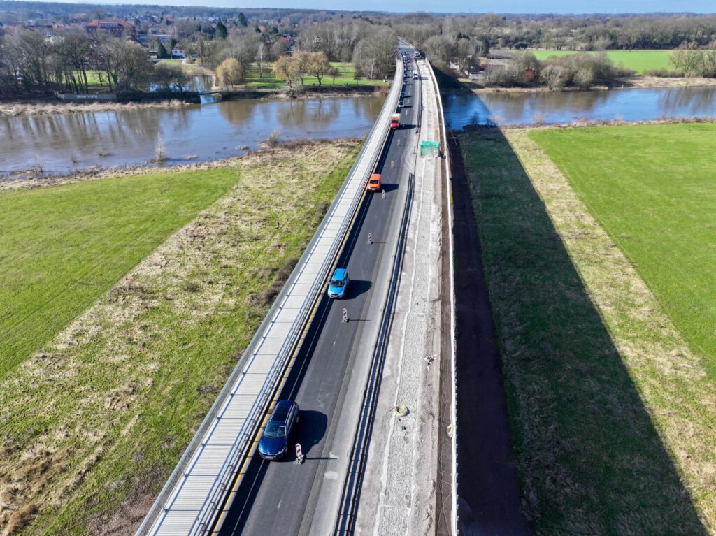 Über die Weserbrücke geht es derzeit nur einspurig. Foto: Dietmar Meier