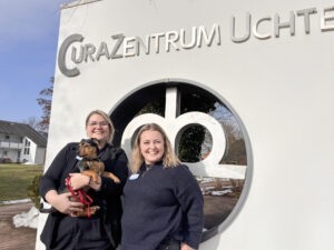 Heimleiterin Jessica Witte mit „Butch“ und Lara Zimmermann, stellvertretende Pflegedienstleiterin (rechts). Foto: Jessica Höffner