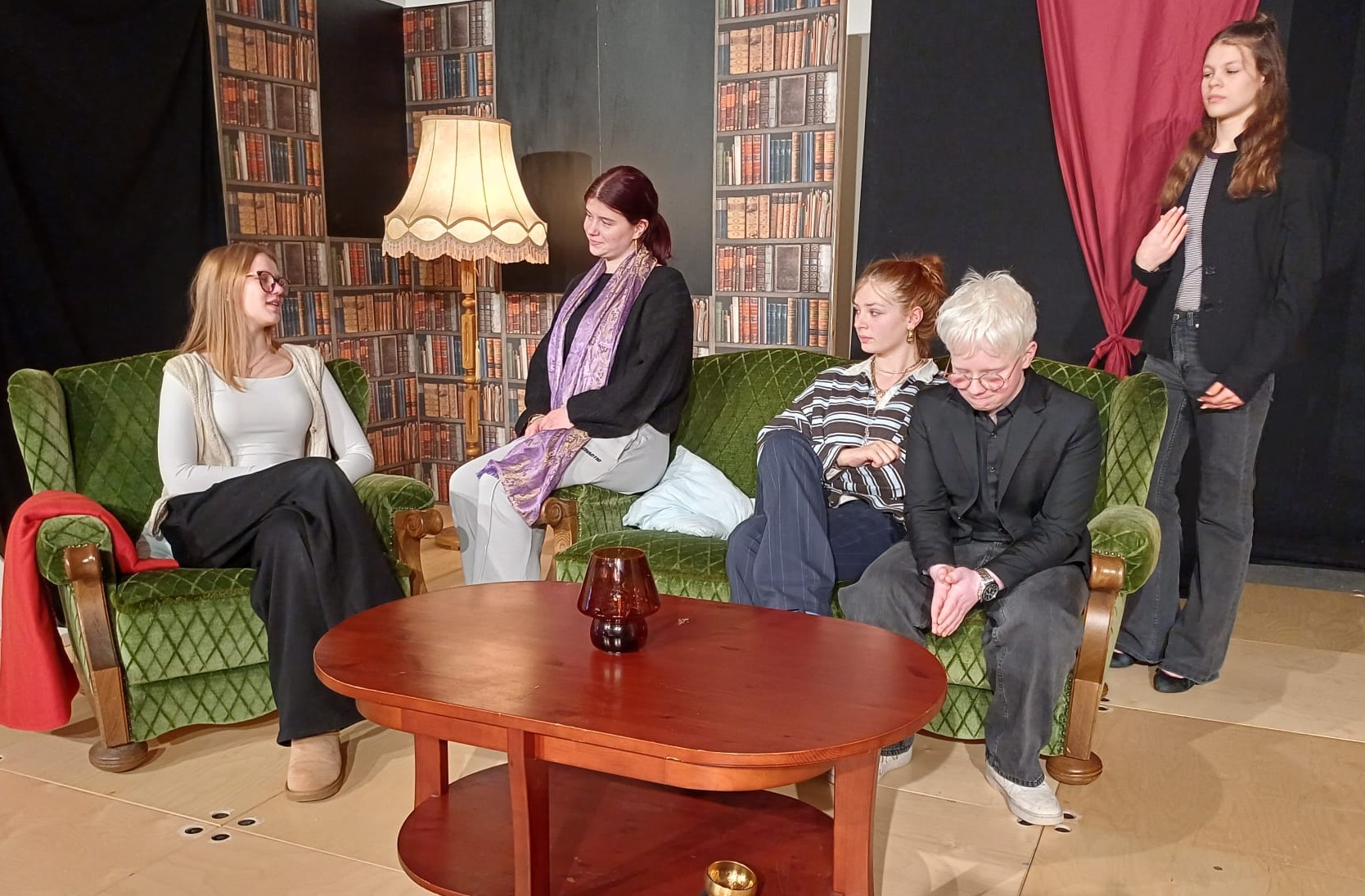 Die „Freiwillige Theatergruppe“ ihr neues Stück „(St)erben ist tödlich“ in der Aula der Städtischen Sekundarschule. Foto: privat