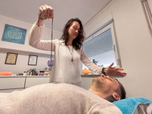 Reiki-Meisterin Daniela Dräger pendelt die Chakren aus. Foto: Jessica Höffner