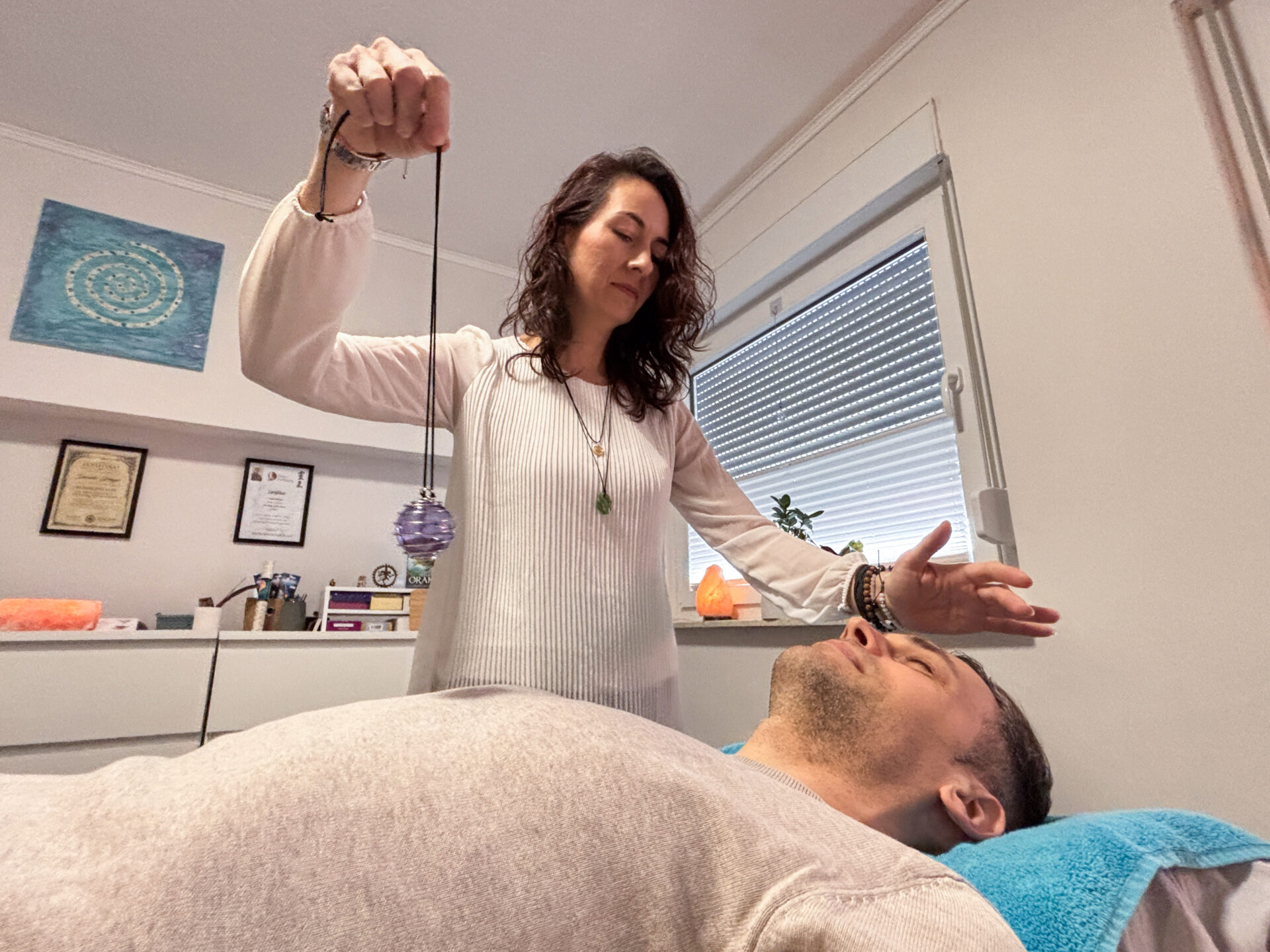 Reiki-Meisterin Daniela Dräger pendelt die Chakren aus. Foto: Jessica Höffner