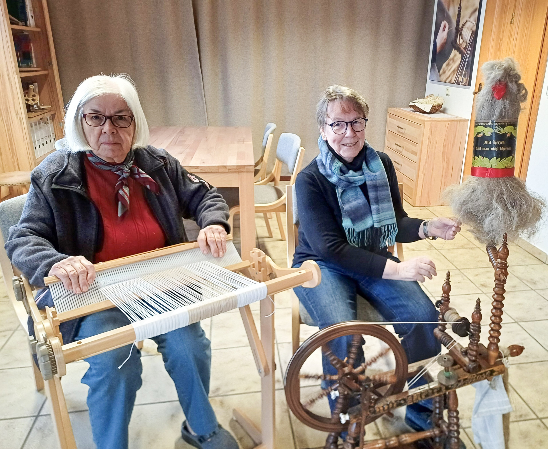 Irmgard Nahrwold (links) und Gisela Limbach von der Ilser Webstube freuen sich über die Fördergelder. Foto: Amelie Rethmeier