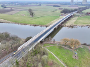 Derzeit können keine Fahrzeuge die Weserbrücke nutzen. Foto: Dietmar Meier