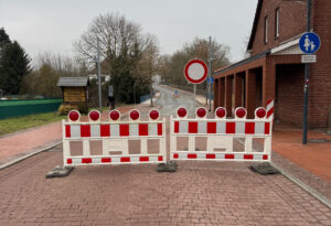 Die Auffahrt auf die Weserbrücke von der Maschstraße in Petershagen ist abgesperrt. Foto: Dietmar Meier