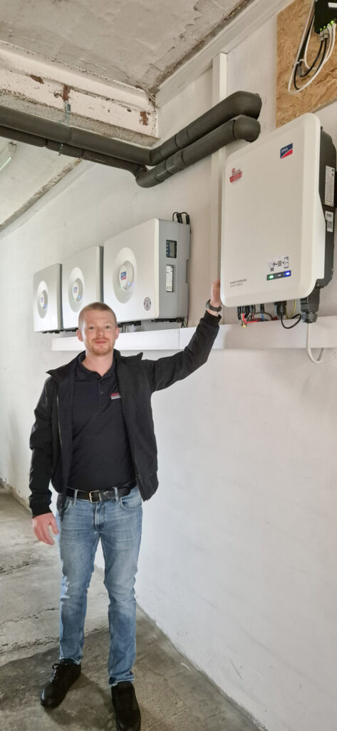 Bei einem Kunden in Stemmer wurde eine 20 Jahre alte Photovoltaikanlage erfolgreich modernisiert. Dank eines neuen Hybridwechselrichters und eines Batteriespeichers von SMA kann ein Großteil der auf dem Dach erzeugten Solarenergie nun direkt im Haus genutzt werden, erklärt PV-Experte Maurice Heidsiek. Foto: privat